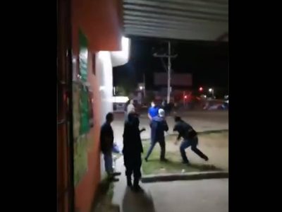 Choque entre habitantes del Valle de Etla y triquis por un bloqueo deja al menos cuatro heridos
