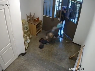 Sujeto golpea y quema viva a su tía por la disputa de una herencia (Video)