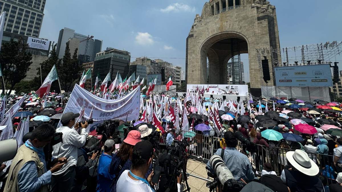 Asistentes al mensaje de la presidenta en el Monumento a la Revolución