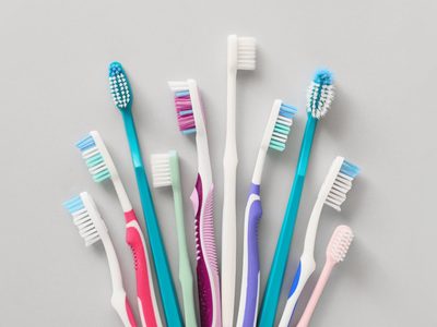 No tires tus viejos cepillos de dientes y reutilizalos en el baño de una manera súper original