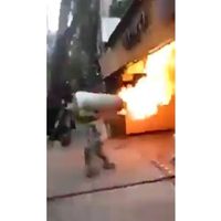 Bombero saca tanque de gas en llamas de un restaurante en la colonia del Valle