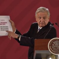 AMLO regresa 22 mil pesos de sobresueldo y vuelve a criticar presupuesto del INE