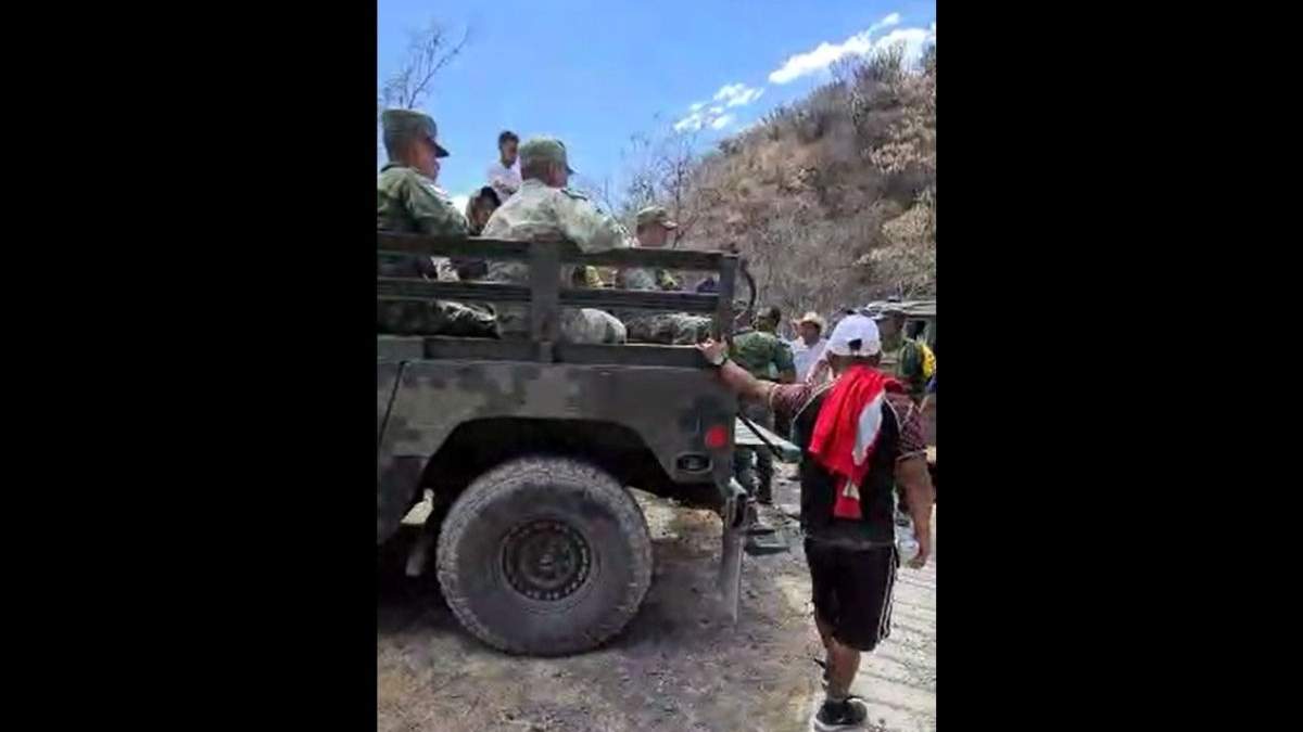 Los militares fueron retenidos e interrogados por los civiles