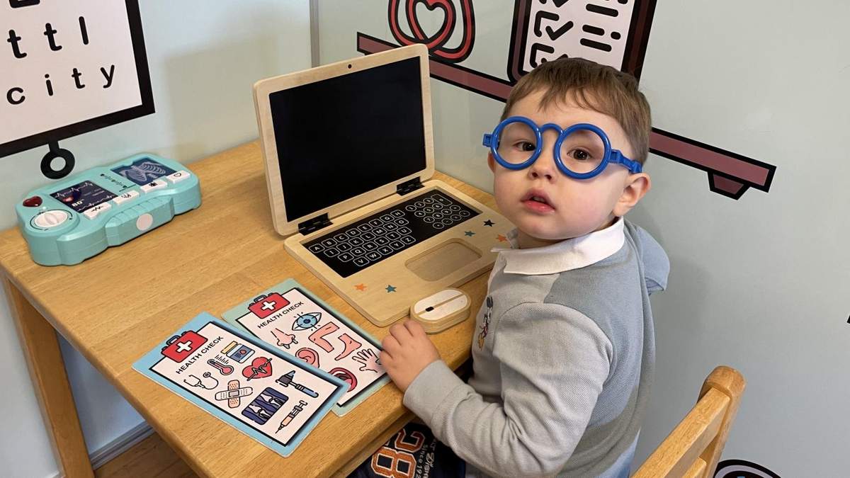 El pequeño Teddy aprendió a leer mientras veía televisión, relataron sus padres
