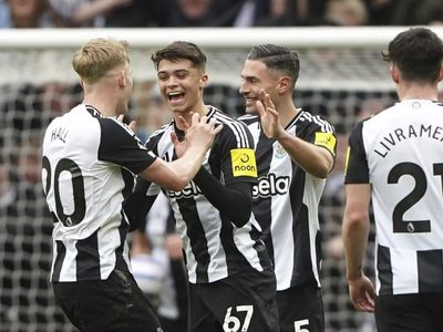 Newcastle resiste un intento de remontada del Nottingham Forest y gana 4-3