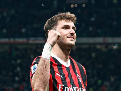 Santiago Gimenez anota dos goles en la victoria del Milan por 3-1 ante el Bolonia