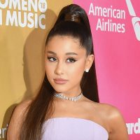¡De no creerlo! Ariana Grande se acerca demasiado al público y pasó algo insólito