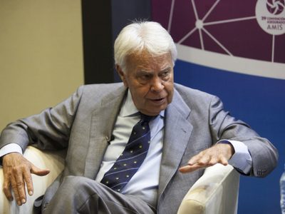 Ni de izquierda ni autoritario, más bien socialdemócrata: Felipe González sobre AMLO