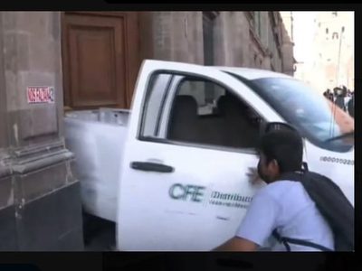 Normalistas de Ayotzinapa derriban puerta de Palacio Nacional
