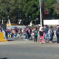 Normalistas reclaman plazas al IEEPO con toma de casetas y bloqueo carretero
