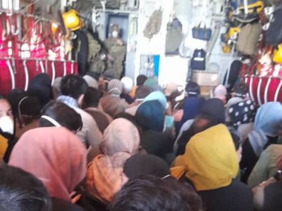 Jugadoras de futbol logran abandonar Afganistán en un vuelo
