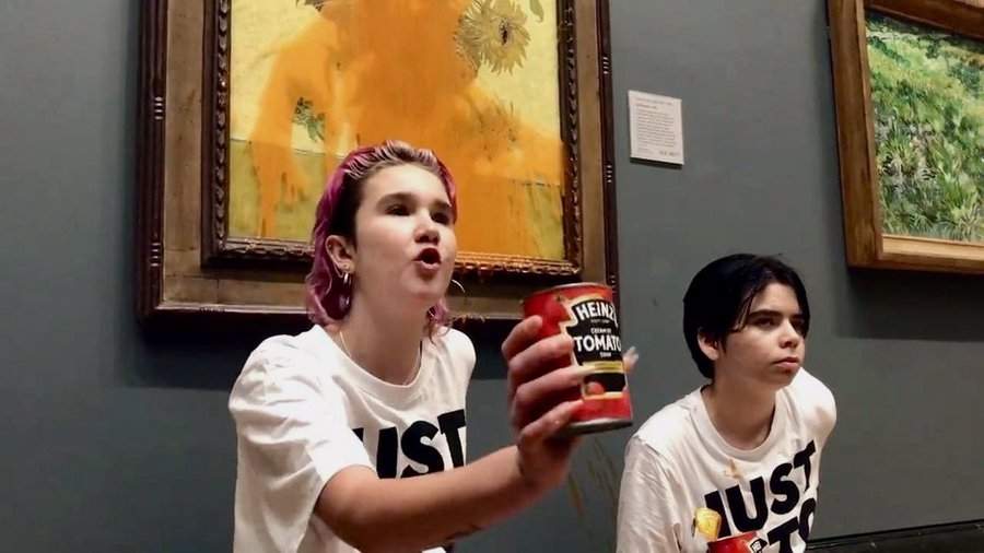 Activistas lanzan sopa en el cuadro 'Los Girasoles' de Vicent Van Gogh
