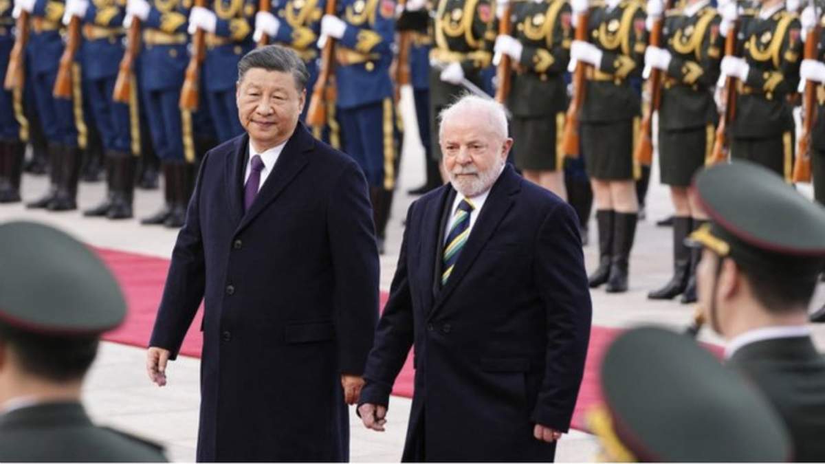 El presidente de Brasil, Luiz Inácio Lula da Silva y su colega chino, Xi Jinping, en Beijing