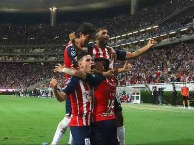 Guadalajara golea a Pumas y avanza a cuartos de final