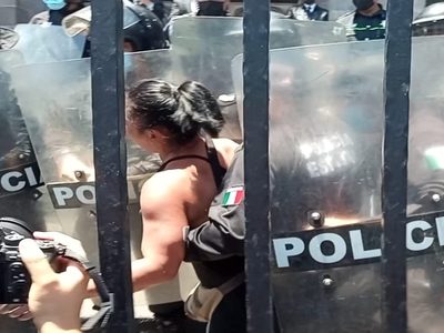 Lesionan a dos activistas y cinco periodistas en represión policiaca afuera de la Catedral de Toluca