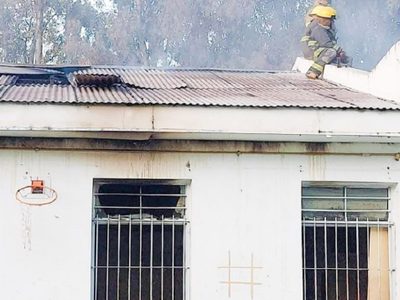 Bomberos sofocó un incendio aparentemente intencional en una escuela de Valentina Sur
