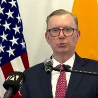 Los narcos lavan dinero en equipos de futbol y medios en Ecuador: Embajador de EU