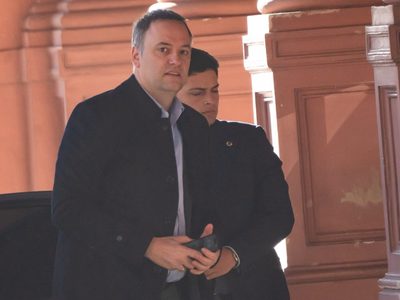 Profundizan la investigación sobre propiedades y viajes de Manuel Adorni
