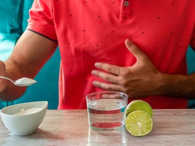 Agua con limón y bicarbonato: qué dice la ciencia sobre su consumo después de los excesos de fin de año