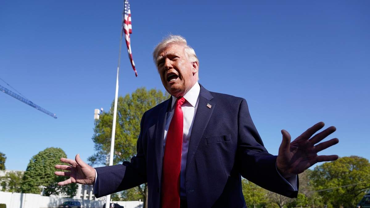 El presidente estadunidense Donald Trump en los jardines de la Casa Blanca