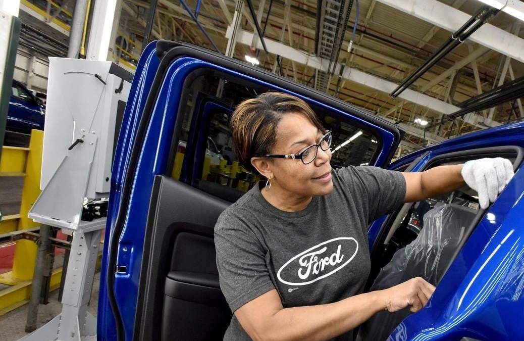 Trabajadora labora en la fábrica de Ford