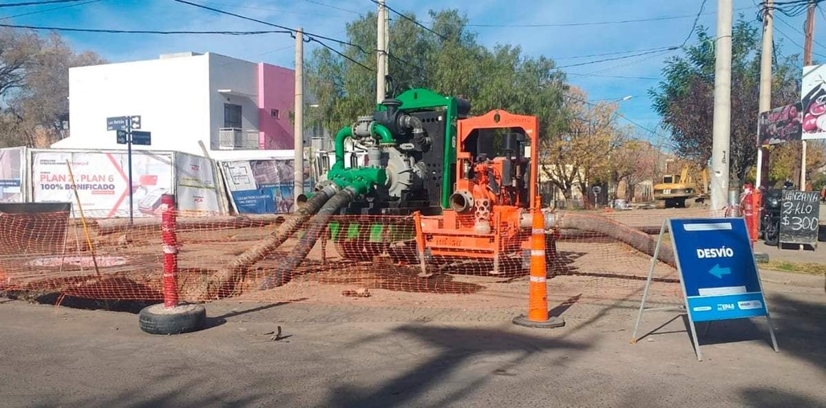 Desborde de una cloaca de Neuquén. Fuente: (Twitter)