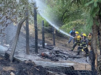 Pudieron controlar el incendio en el barrio Los Radales y liberaron los accesos