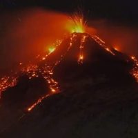 El Monte Etna, igual que el Popocatépetl, expulsó lava, humo y cenizas