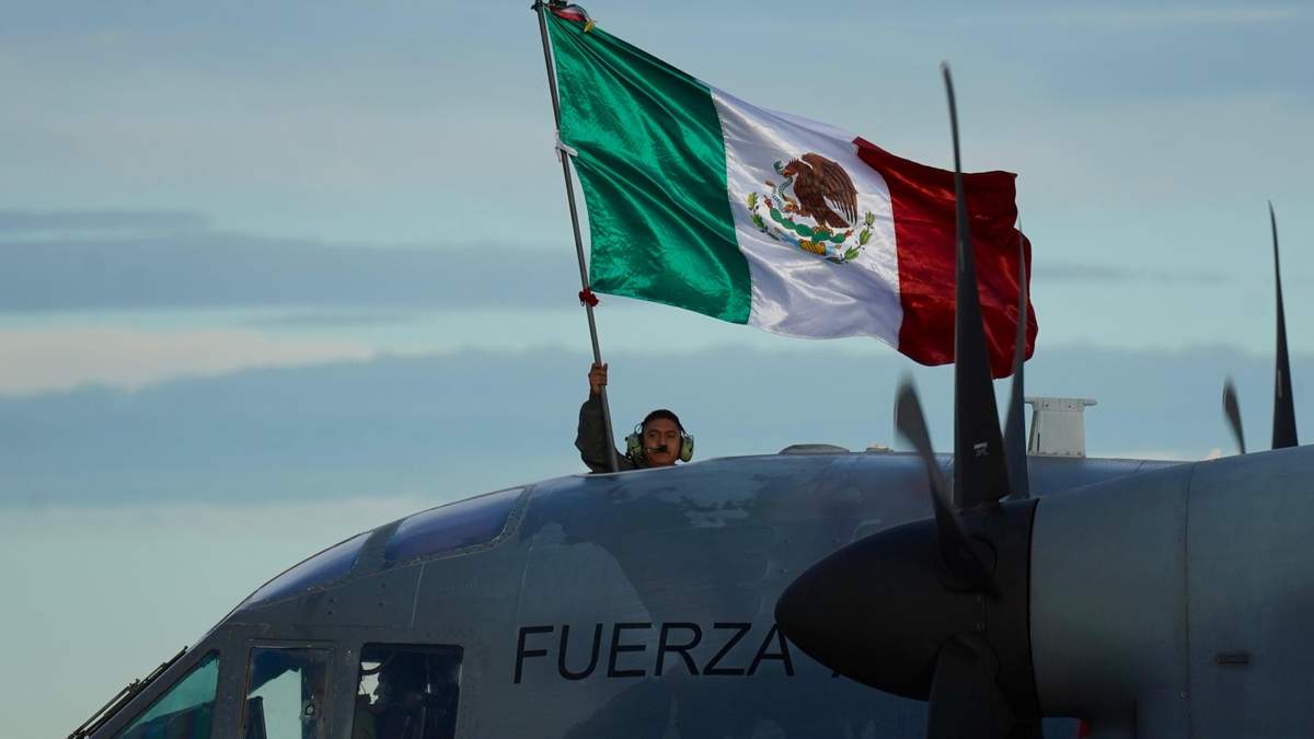Uno de los aviones enviados a Los Ángeles