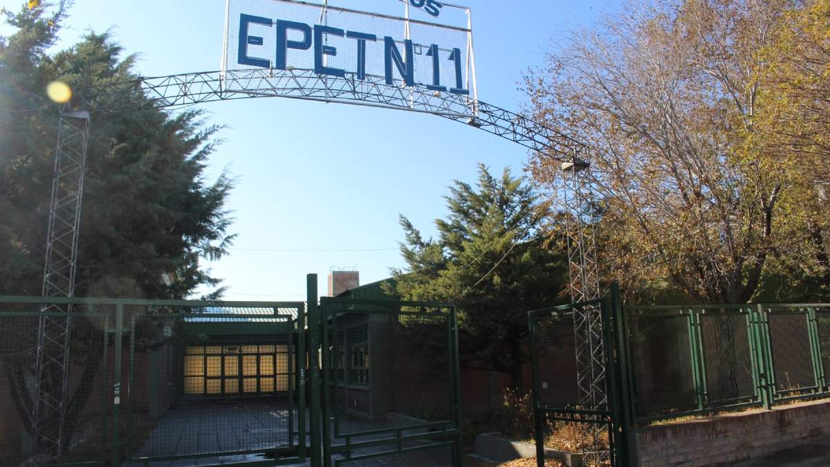 Entrada principal a la Escuela Técnica N° 11 en Zapala.