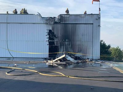 Tres muertos al chocar avión pequeño con hangar en aeropuerto del sur de California
