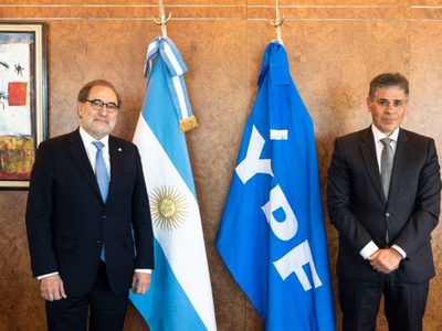 El presidente de YPF se reunió con el embajador argentino en Estados Unidos