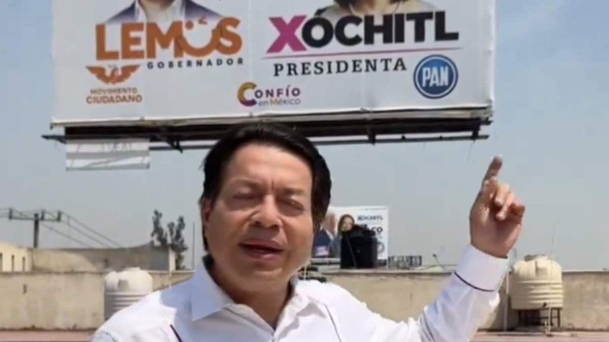 Mario Delgado muestra el espectacular en el que se llama a votar por Pablo Lemus y Xóchitl Gálvez