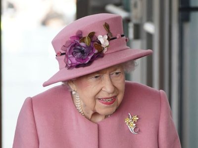 La Reina Isabel II confiesa sentirse "muy cansada y exhausta" tras contagio de covid-19