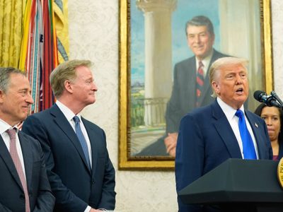 Nombrar el nuevo estadio de los Commanders en mi honor sería "hermoso": Trump