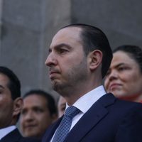 “Rateros, vividores, amigos de García Luna” gritan a Marko Cortés y panistas afuera de la Corte