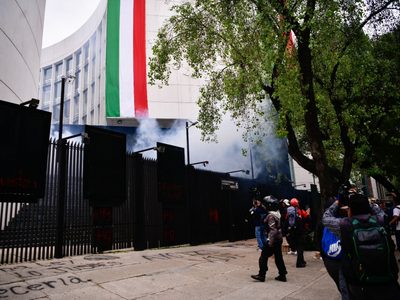 Ayotzinapa: petardos, pintas y reclamos al Senado por dar más poder el Ejército (Videos)