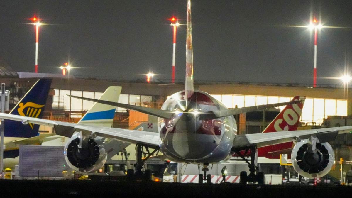 El vuelo AA292 de American Airlines que iba de Nueva York a Nueva Delhi, India, desviado y estacionado en el aeropuerto de Roma por cuestiones seguridad, el 23 de febrero de 2025