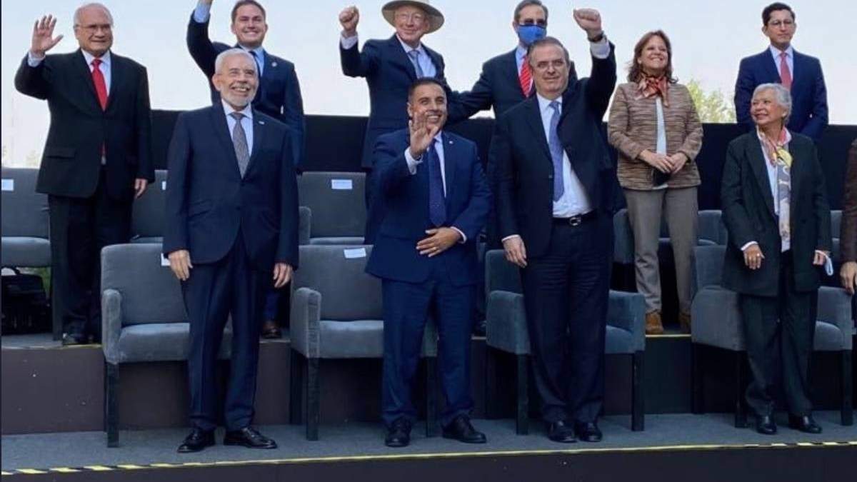 El canciller Ebrard, el astronauta José Hernández, el embajador Ken Salazar y otros funcionarios en la ceremonia
