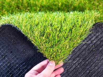 En pocos pasos, el truco clave para limpiar el pasto sintético del jardín y que esté libre de malos olores