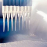 AstraZeneca dice que su vacuna tiene 79% de eficacia y no provoca trombosis