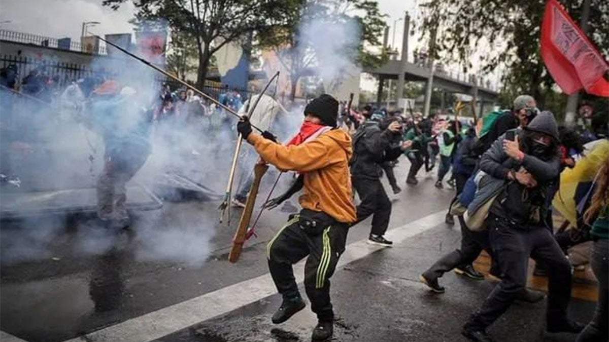 Con flechas atacaron a los policías que cuidaban la embajada de Estados Unidos en Colombia.