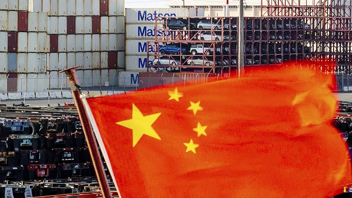 Una bandera china ondea en un barco en el puerto de Oakland, California, el martes 15 de abril de 2025