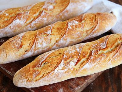 Pan baguette versión rústico: extra crocante y queda tan rico como los que venden en la panadería