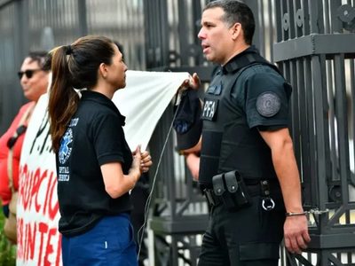 Quién es el policía que protestó esposado a la Casa Rosada y con su arma reglamentaria en su bolsillo