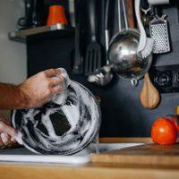 No gastes de más: el truco de las abuelas para limpiar tus sartenes sin arruinarlas