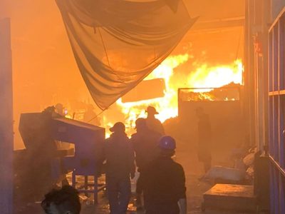 Desalojan a 400 personas por incendio en bodega de Iztapalapa