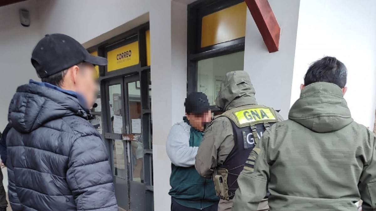 Momento de la detención del destinatario de la encomienda. Fuente: (Ministerio de Seguridad)