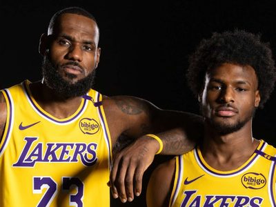 La increíble diferencia en los sueldos de LeBron James y su hijo