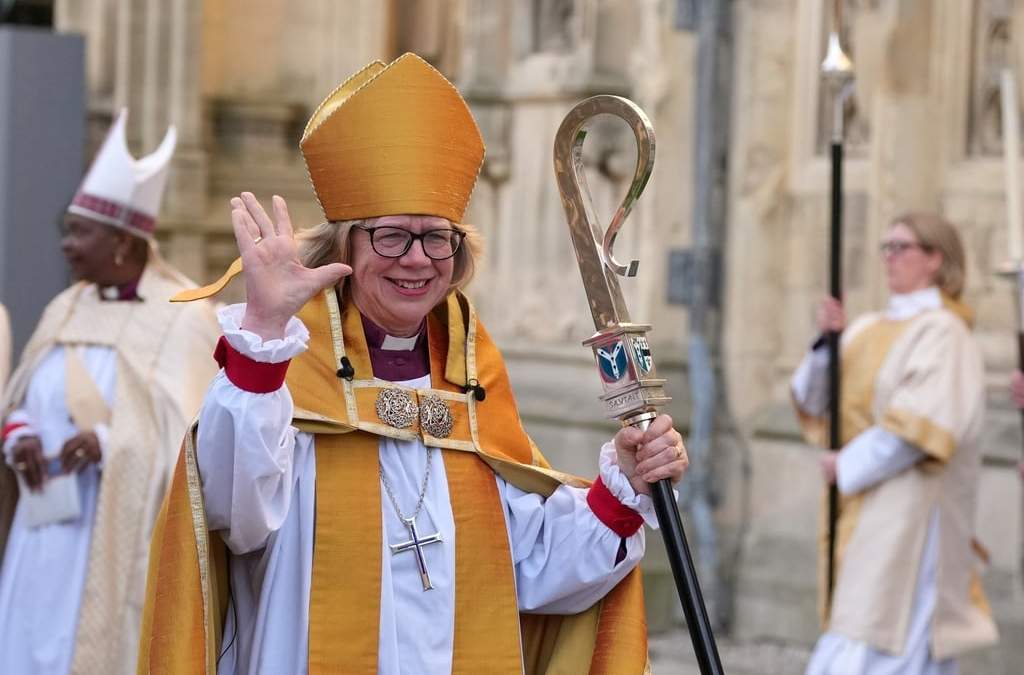 Sarah Mullally tras la ceremonia de entronización que la instala como arzobispa de Canterbury en Canterbury, Inglaterra,